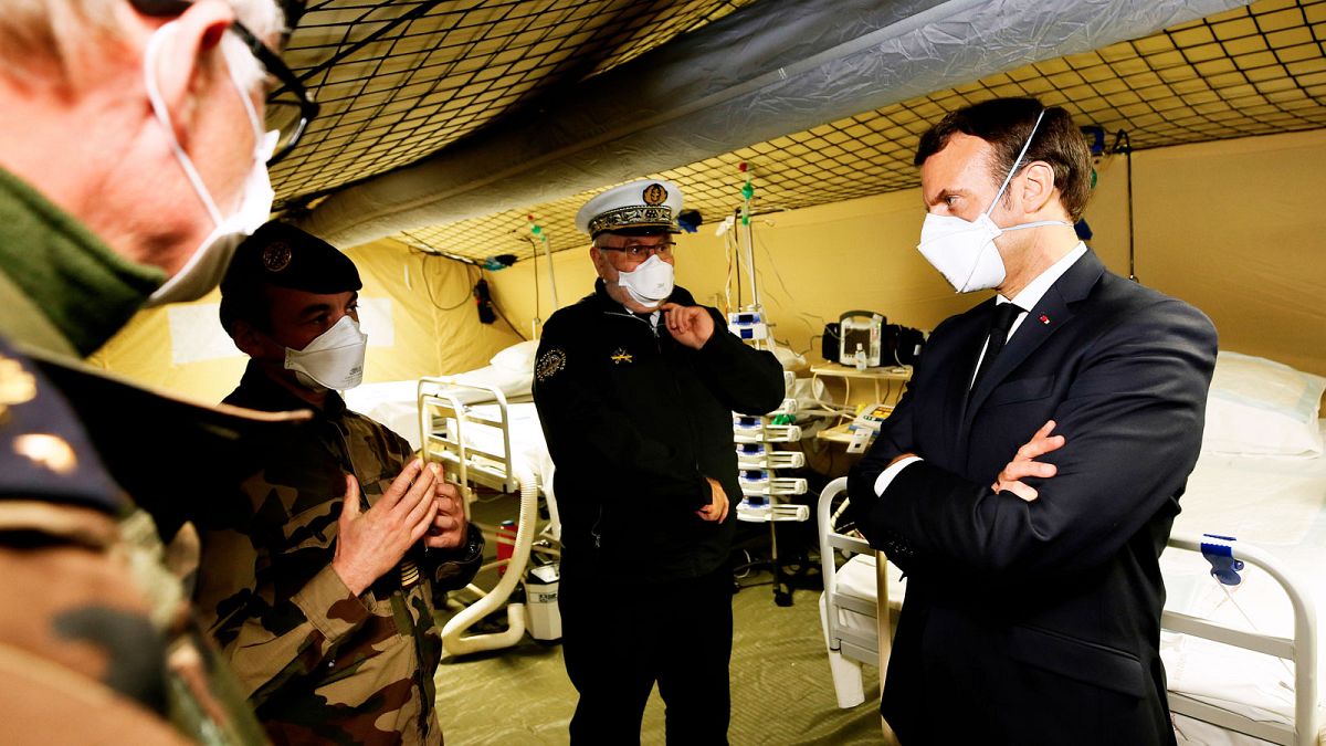 Emmanuel Macron visitant l'hôpital de campagne déployé par l'armée française à Mulhouse, le 25 mars 2020.
