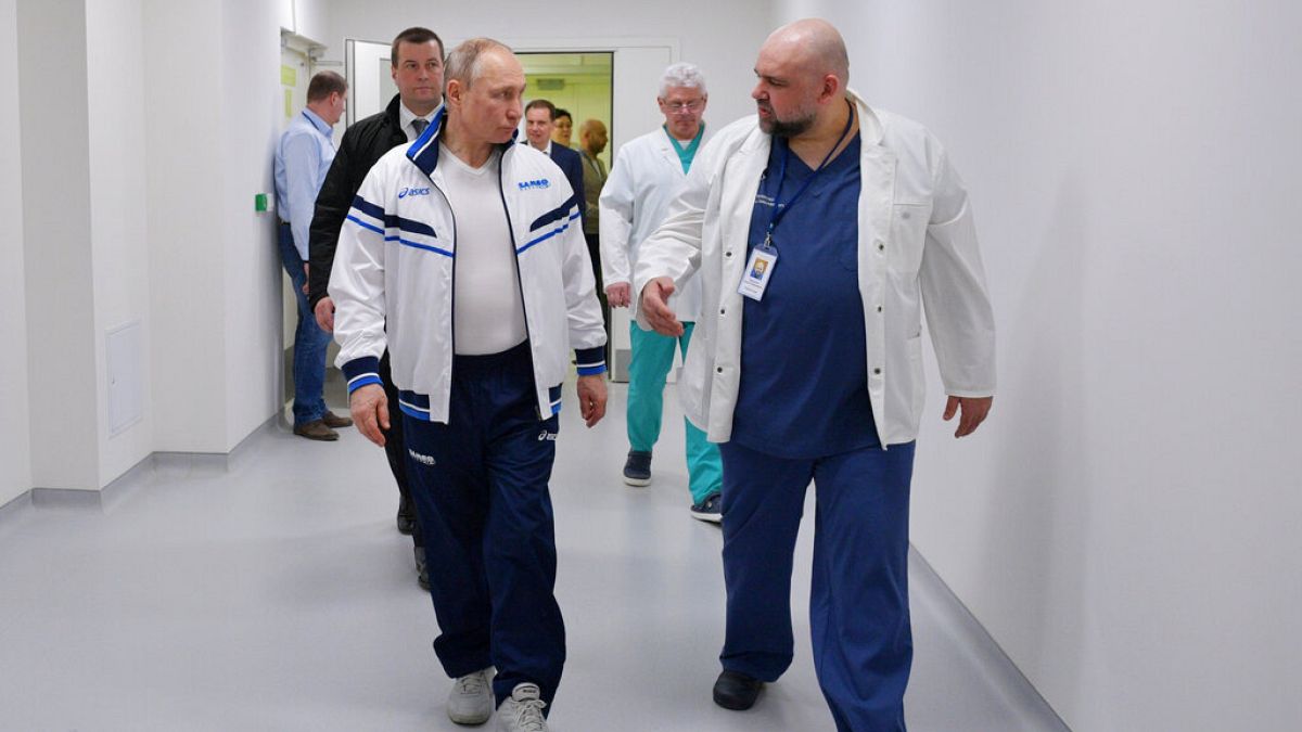 Wladimir Putin mit dem Klinikleiter