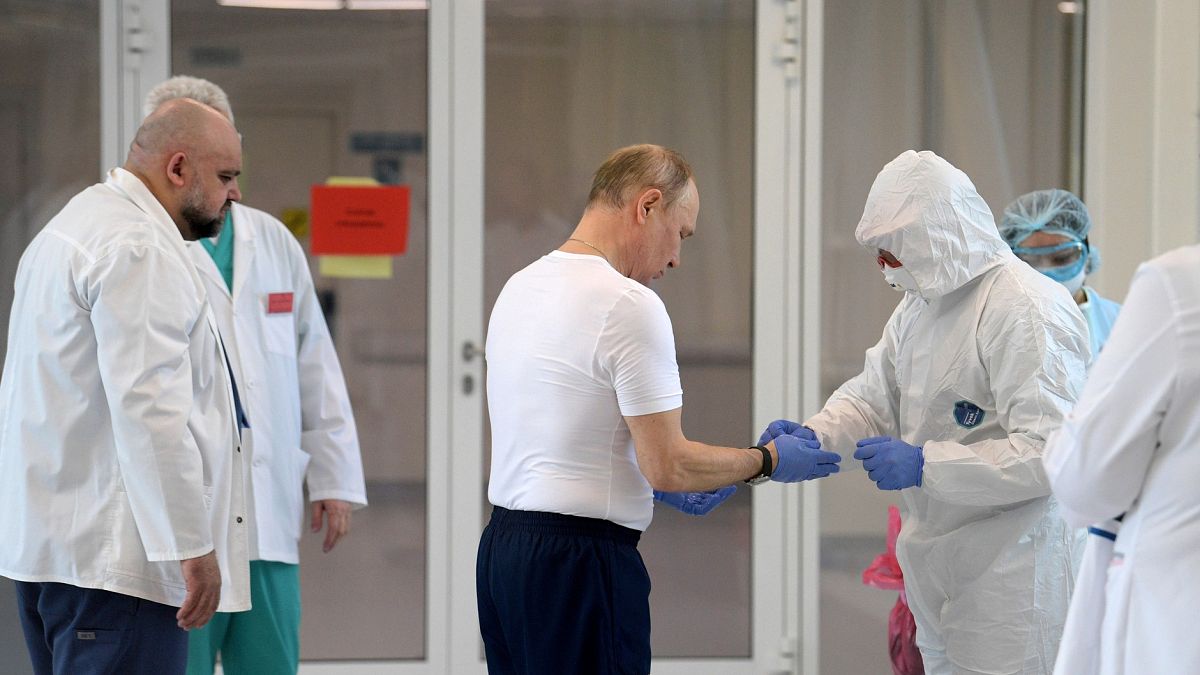 Rusya Devlet Başkanı Vladimir Putin, Covid-19 hastalarının tedavi edildiği hastanede