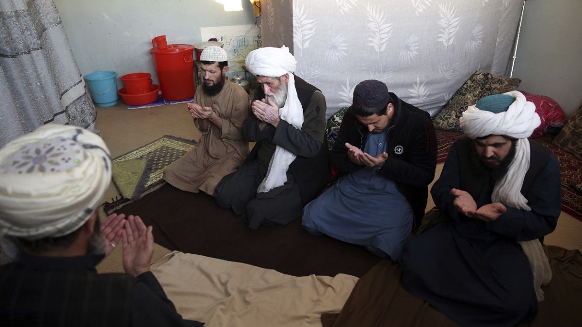 اعضای طالبان در زندان پل‌چرخی کابل نماز می‌خوانند، دسامبر ۲۰۱۹
