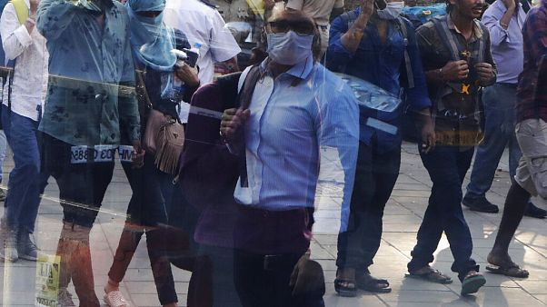 Koronavirüs salgını nedeniyle birçok ülkede milyonlarca kişi evlerine kapandı Koronavirüs salgını nedeniyle birçok ülkede milyonlarca kişi evlerine kapandı