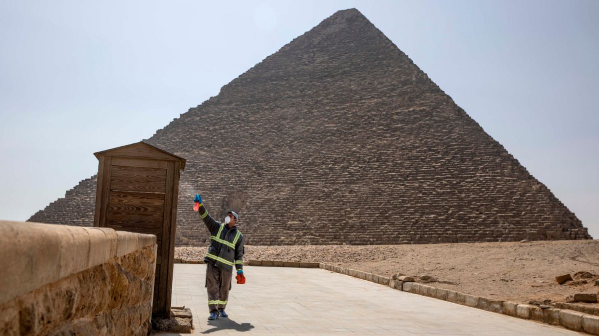 شاهد: مصر تقوم بتعقيم أهرامات الجيزة خوفاً من فيروس كورونا