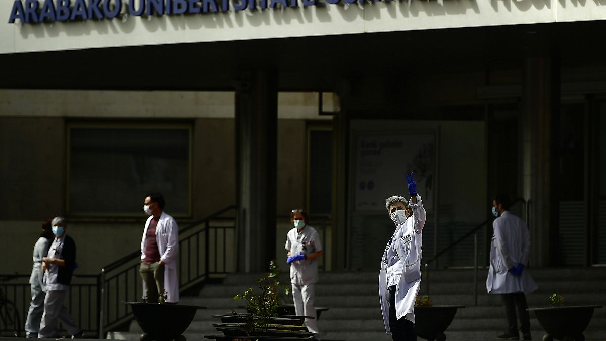 أعضاء فريق طبي يحتجون امام مستشفى شمال إسبانيا طالبين مزيد الحماية والتجهيزات - 202003/20