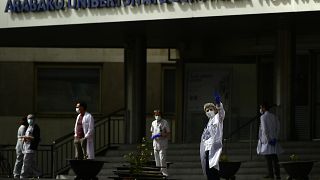 أعضاء فريق طبي يحتجون امام مستشفى شمال إسبانيا طالبين مزيد الحماية والتجهيزات - 202003/20