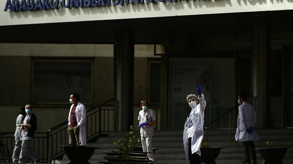 أعضاء فريق طبي يحتجون امام مستشفى شمال إسبانيا طالبين مزيد الحماية والتجهيزات - 202003/20 أعضاء فريق طبي يحتجون امام مستشفى شمال إسبانيا طالبين مزيد الحماية والتجهيزات - 202003/20