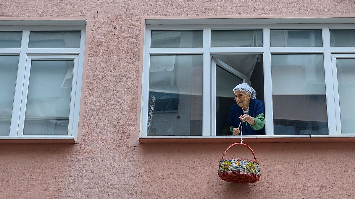 بسبب كورونا سلال المسنين في تركيا تتدلى عبر النوافذ للحصول على الطعام
