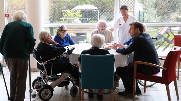 El president Emmanuel Macron durante una visita a una residencia de París el pasado 6 de marzo. El president Emmanuel Macron durante una visita a una residencia de París el pasado 6 de marzo.