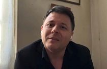 Tenor francês oferece serenatas aos vizinhos parisienses