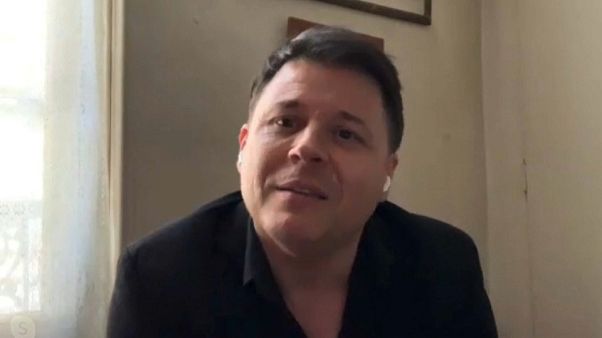 Tenor francês oferece serenatas aos vizinhos parisienses Tenor francês oferece serenatas aos vizinhos parisienses
