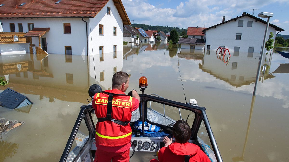 DLRG-Helfer fahren mit einem Boot durch die überfluteten Straßen von Deggendorf, Bayern, 5. Juni 2013 