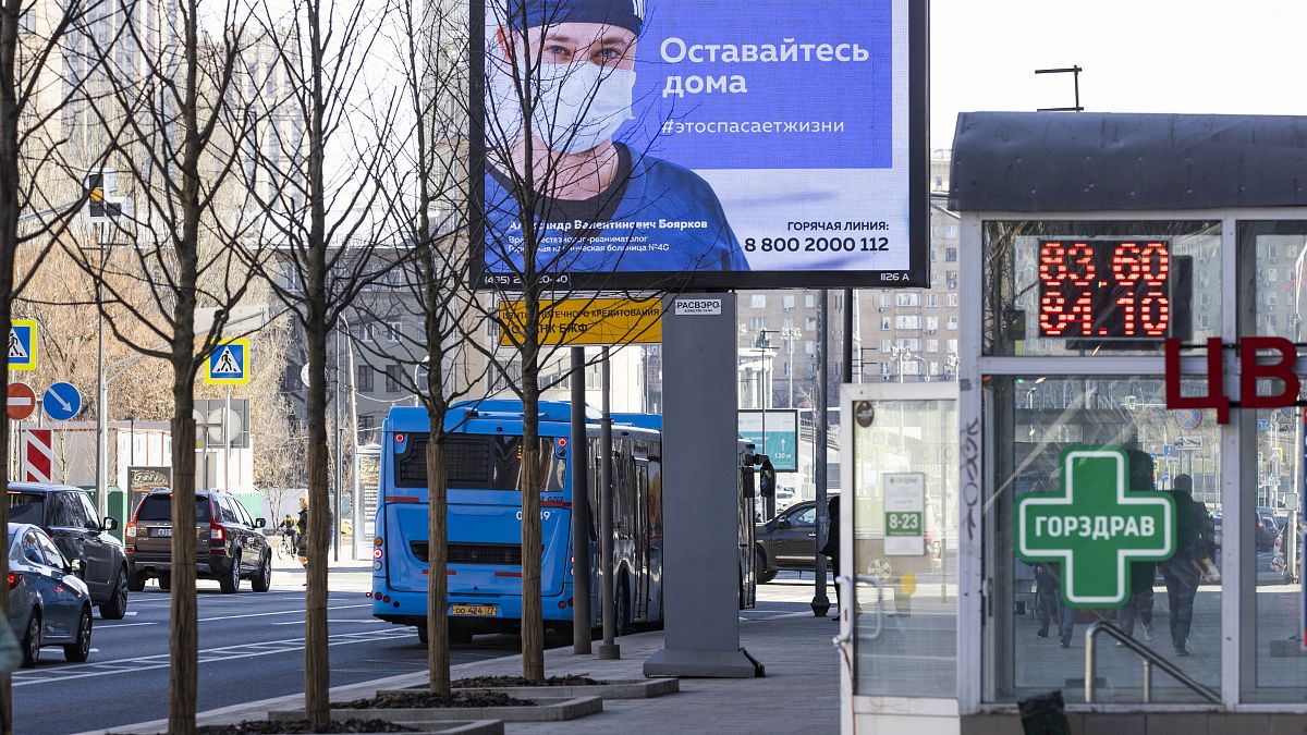 Билборд в центре Москвы с призывом не выходить из дома. 25 марта 2020
