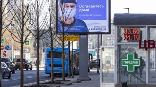 Билборд в центре Москвы с призывом не выходить из дома. 25 марта 2020