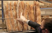 بائعة في مخبزة في باريس تحمل قناعا - 2020/03/23