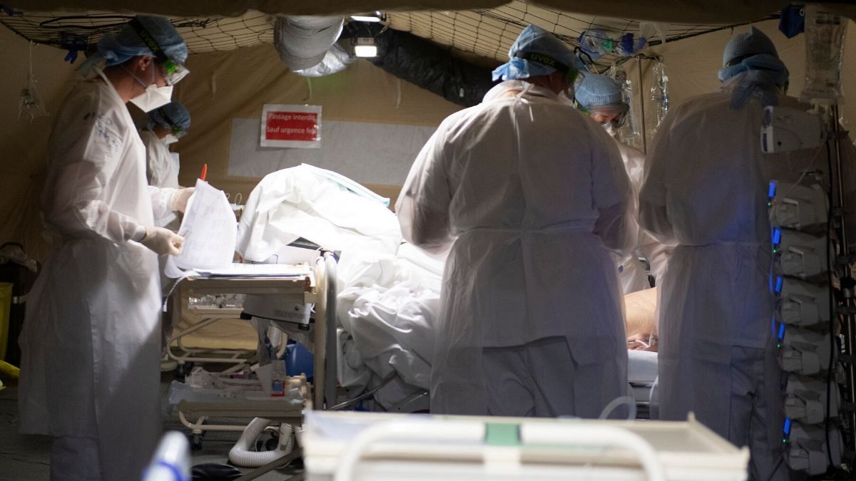 پزشکان فرانسوی در یک بیمارستان سیار در شرق این کشور به مبتلایان کرونا رسیدگی می‌کنند. 