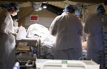پزشکان فرانسوی در یک بیمارستان سیار در شرق این کشور به مبتلایان کرونا رسیدگی می‌کنند.