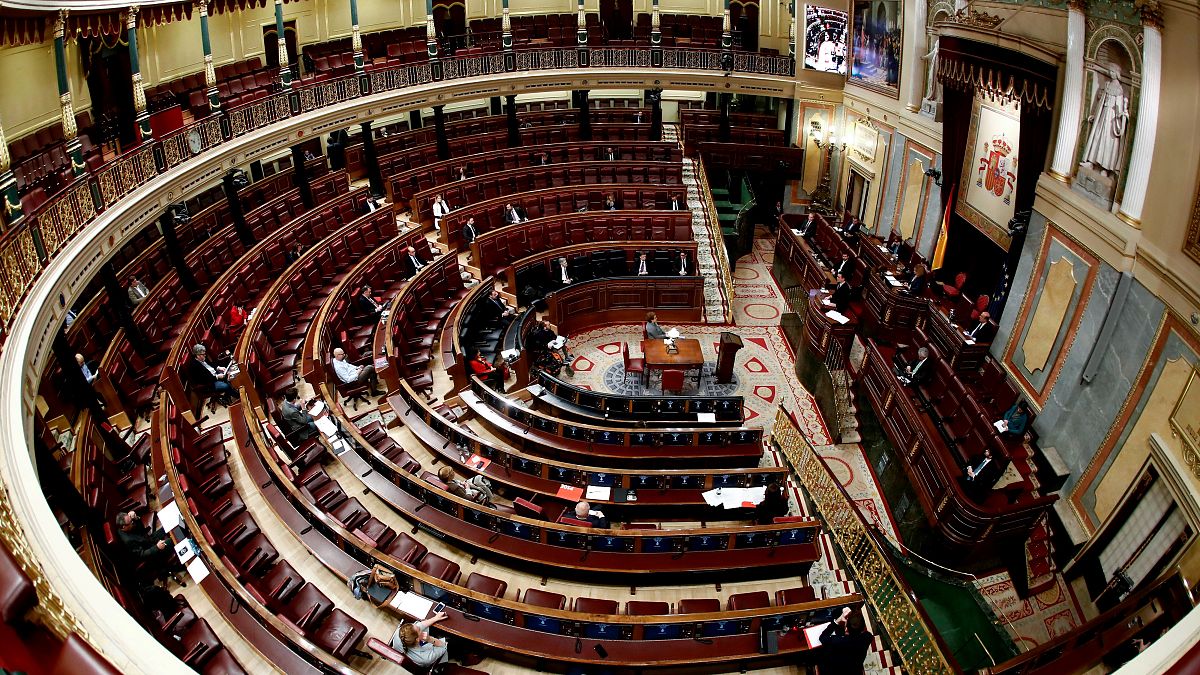 شاهد: كيف أشاد نواب البرلمان الاسباني بعمال قطاع الصحة