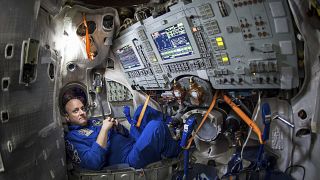 رائد الفضاء سكوت كيلي قمرة تحاكي المركبة سويوز في روسيا - 2015