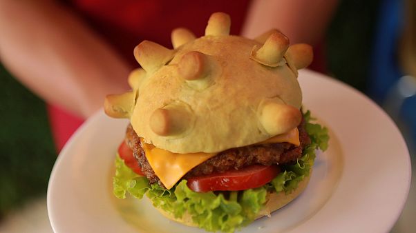 Vietnamlı lokanta sahibi, koronavirüs şeklinde hamburger ekmeği yaparak müşteri çekmeye çalışıyor Vietnamlı lokanta sahibi, koronavirüs şeklinde hamburger ekmeği yaparak müşteri çekmeye çalışıyor