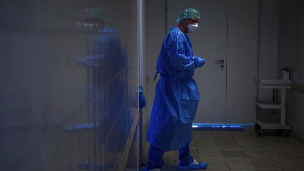 Védőruhás orvos lép be az elkülönítőbe, Országos Korányi Pulmonológiai Intézet, Budapest Védőruhás orvos lép be az elkülönítőbe, Országos Korányi Pulmonológiai Intézet, Budapest