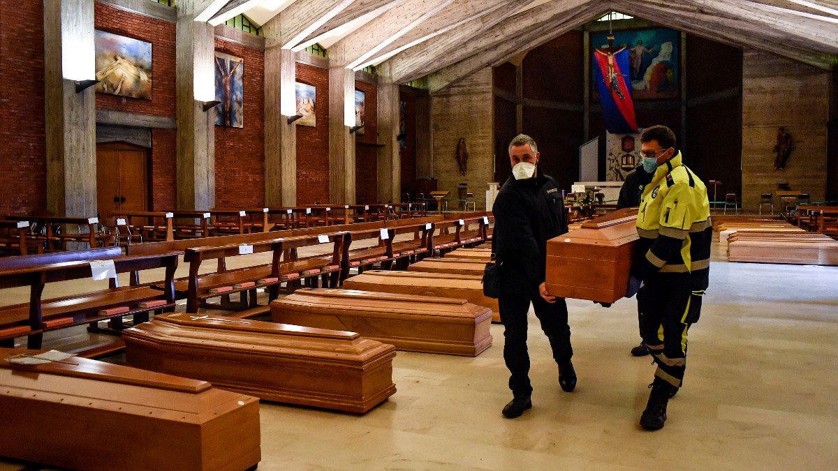 Continua o armazenamento de mortos em Bérgamo a aguardar funerais longe das famílias