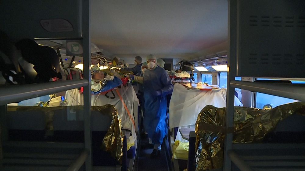 No Comment : le premier TGV médicalisé évacue des patients du Grand Est