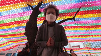 شاهد: الكوريون يصلّون في عيد ميلاد بوذا للتغلب على كورونا
