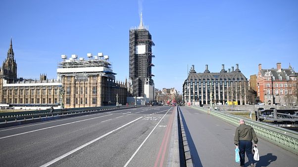 Un piéton traverse le pont de Westminster dans le centre de Londres vidé de ses habitants, le 24 mars 2020 Un piéton traverse le pont de Westminster dans le centre de Londres vidé de ses habitants, le 24 mars 2020