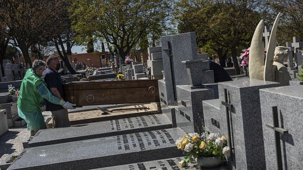 في إسبانيا.. مرضى "يمكن إنقاذهم يموتون" جراء فيروس كورونا في إسبانيا.. مرضى "يمكن إنقاذهم يموتون" جراء فيروس كورونا