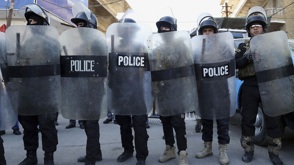 شرطة مكافحة الشغب العراقية تحمي السفارة الفرنسية خلال احتجاج ضد مجلة شارلي ابدو الفرنسية الساخرة، يناير 2015