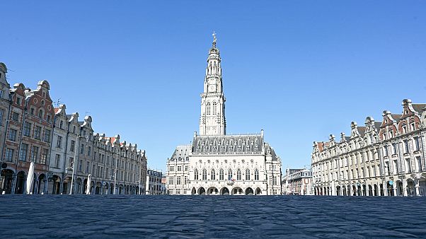 La place des Héros déserte à Arras, dans le nord de la France, le 26 mars 2020. La place des Héros déserte à Arras, dans le nord de la France, le 26 mars 2020.