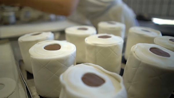 Bäckerei mit Humor: Kuchen als Klopapier Bäckerei mit Humor: Kuchen als Klopapier