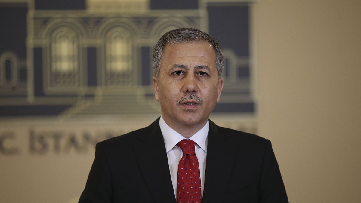 İstanbul Valisi Ali Yerlikaya, basın toplantısı düzenleyerek, koronavirüsle mücadele kapsamında yürütülen çalışmalar hakkında bilgi verdi