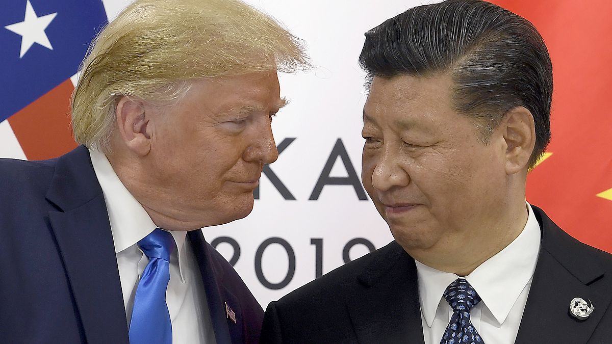 الرئيسان الأمريكي دونالد ترامب والصيني شي جين بينغ في أوساكا العام الماضي  
