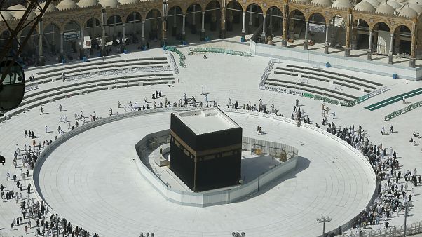 Suudi Arabistan yönetimi, koronavirüsle mücadele kapsamında Kabe'nin etrafındaki tavaf alanını kapatmıştı Suudi Arabistan yönetimi, koronavirüsle mücadele kapsamında Kabe'nin etrafındaki tavaf alanını kapatmıştı
