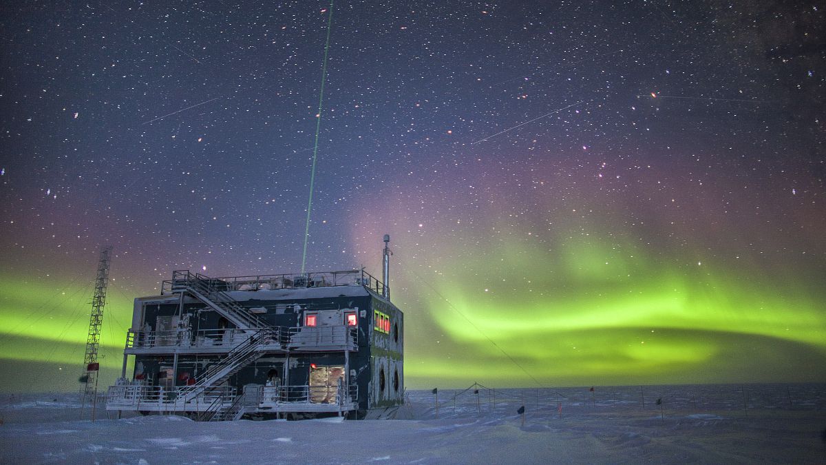 Sarki fény egy antarktiszi kutatóállomás felett