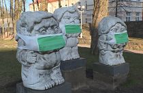 در لیتوانی مجسمه‌ها هم ماسک‌ می‌زنند