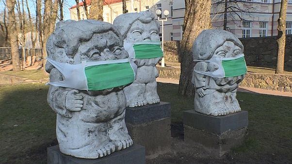 Litauen: Auch Standbilder mit Maske Litauen: Auch Standbilder mit Maske