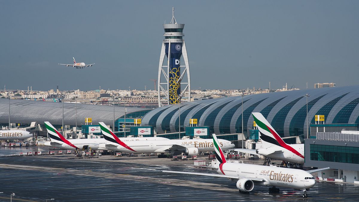 أسطول من الطائرات التابعة للإماراتية للطيران في مطار دبي