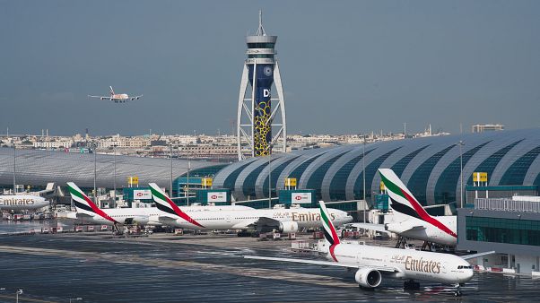أسطول من الطائرات التابعة للإماراتية للطيران في مطار دبي أسطول من الطائرات التابعة للإماراتية للطيران في مطار دبي