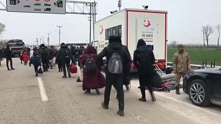 Migranten verlassen türkisch-griechisches Grenzgebiet