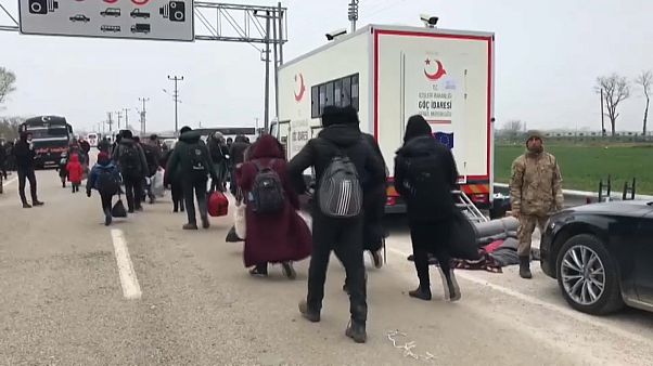 Migranten verlassen türkisch-griechisches Grenzgebiet Migranten verlassen türkisch-griechisches Grenzgebiet
