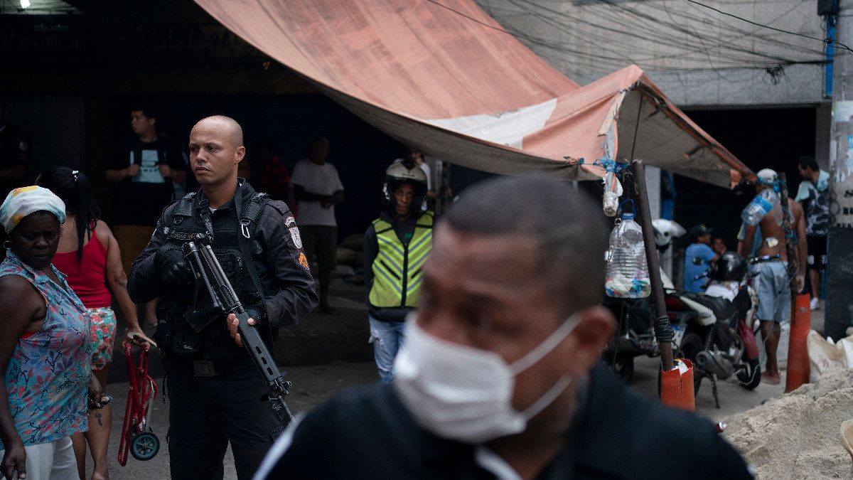 Forças da ordem armadas patrulham a favela da Rocinha, no Rio de Janeiro