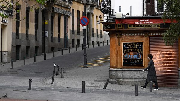 Una mujer en las calles de Madrid vacías por la cuarentena. Una mujer en las calles de Madrid vacías por la cuarentena.
