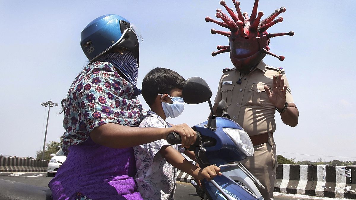 "Коронавирусные" шлемы индийских полицейских 