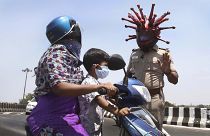 La policía india agudiza el ingenio para que la población respete las cuarentenas