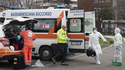 Une équipe médicale se prépare à recevoir un malade transféré par hélicoptère à l'hôpital de Brescia, en Lombardie, le 27 mars 2020