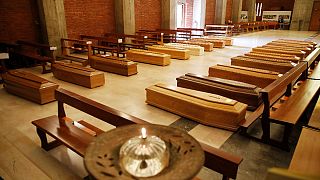 Caixões alinham-se na igreja de São José, em Seriate, Bérgamo, Itália