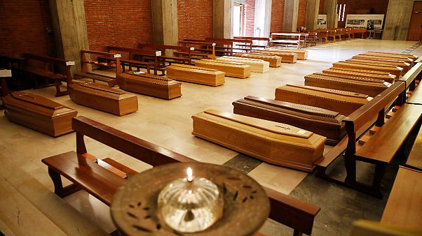 Caixões alinham-se na igreja de São José, em Seriate, Bérgamo, Itália Caixões alinham-se na igreja de São José, em Seriate, Bérgamo, Itália