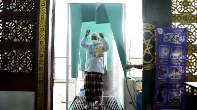 شاهد: بالرغم من تفشي كورونا.. مساجد إندونيسيا لم تغلق أبوابها أمام المصلين