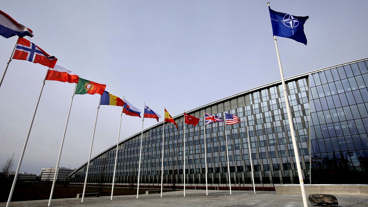 Brüksel'deki NATO karargahı ve üye ülkelerin bayrakları